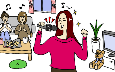 マイカラオケマイクもを持っている新木優子